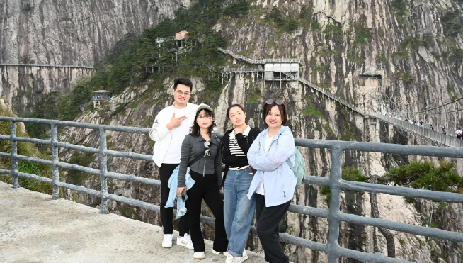 万利官网风管销售中心员工在安徽明堂山景区照片